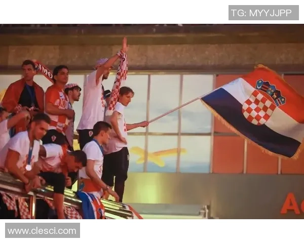 足球明星脱鞋送人感人瞬间引发热议网友纷纷点赞支持善举 足球明星脱鞋送人感人瞬间引发热议网友纷纷点赞支持善举