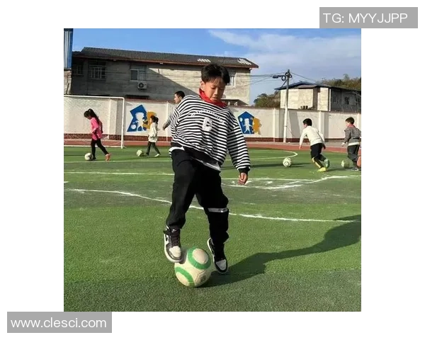 足球明星与幼儿互动拍照的趣味瞬间能否记录下来 足球明星与幼儿互动拍照的趣味瞬间能否记录下来